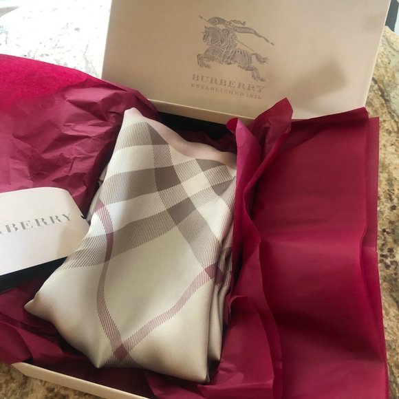 NWTS Vintage Burberry Horseferry Pale Rosewood Check Silk Scarf w/Box 34" Square - Picture 12 of 12
